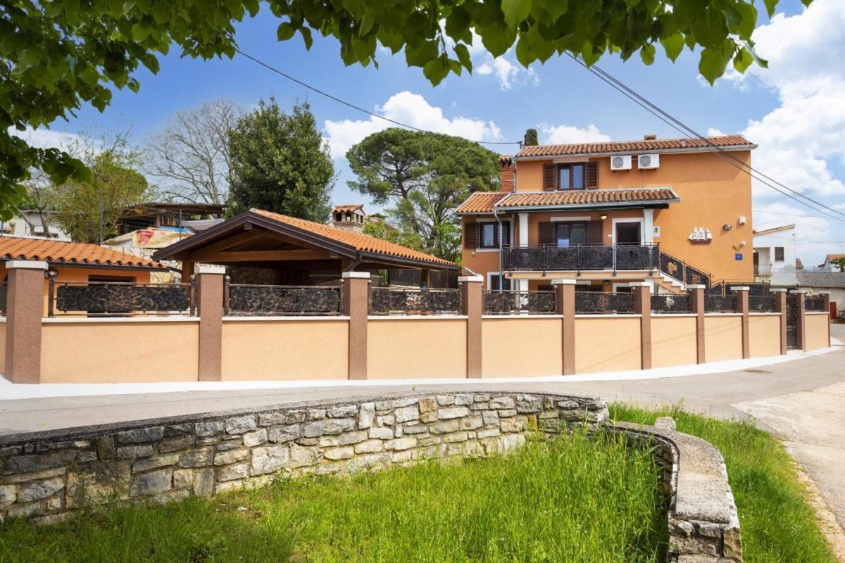 Villa Vita In Porec - Haus Fuer 6-8 Personen Kastelir Exterior photo