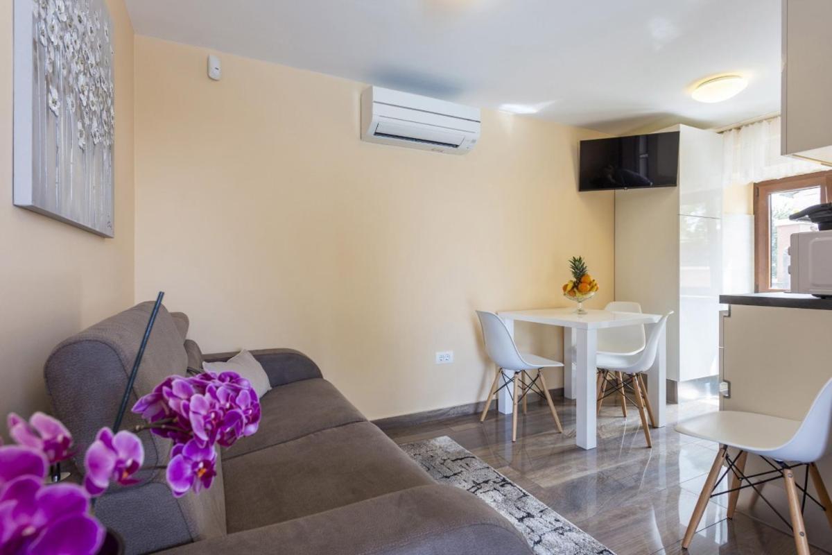 Villa Vita In Porec - Haus Fuer 6-8 Personen Kastelir Exterior photo